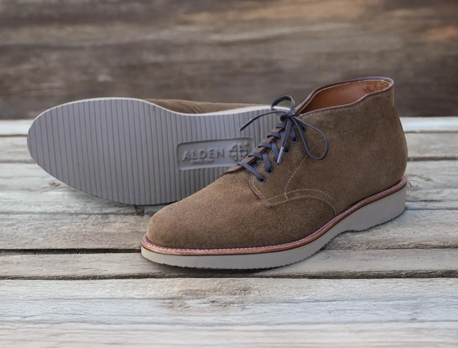 ǥ N1803 SNUFF SUEDE 6-EYE CHUKKA BOOT