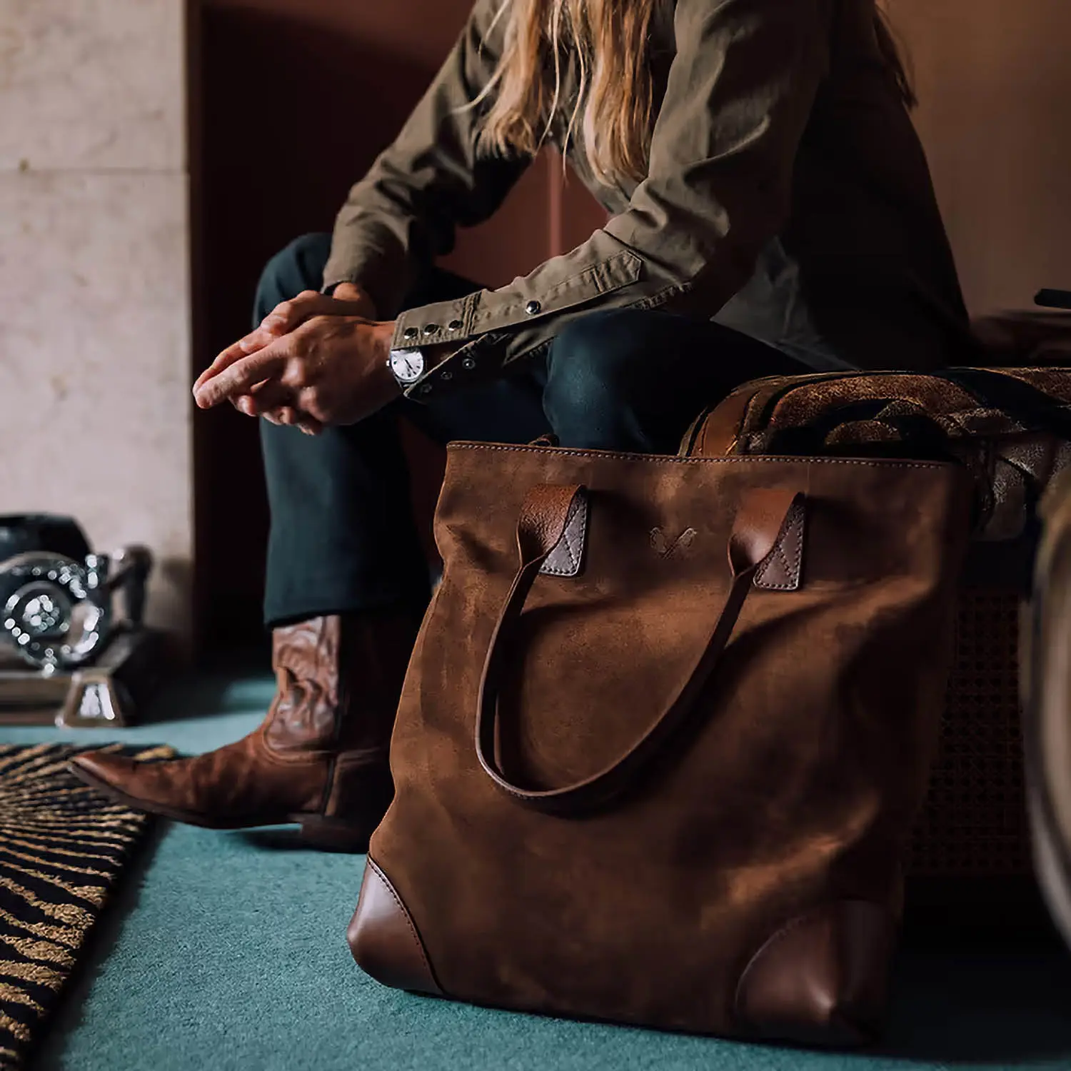 Bennett Winch Suede Tote Bag (Suede Brown)