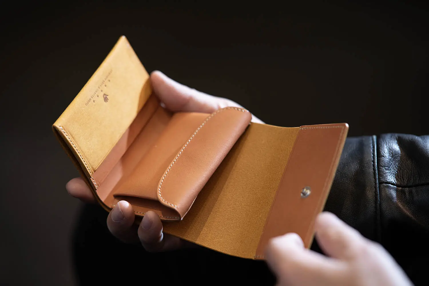 MOTO W10R COMPACT WALLET ()