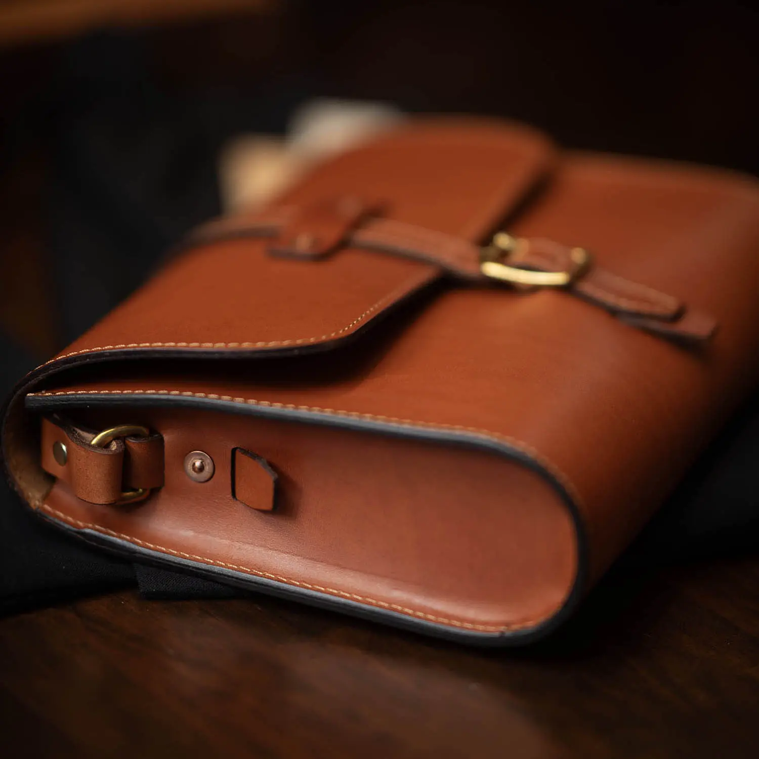 TANNER BATES MIDI BAJA TRAVEL BAG : ITALIAN LEATHER : SADDLE TAN