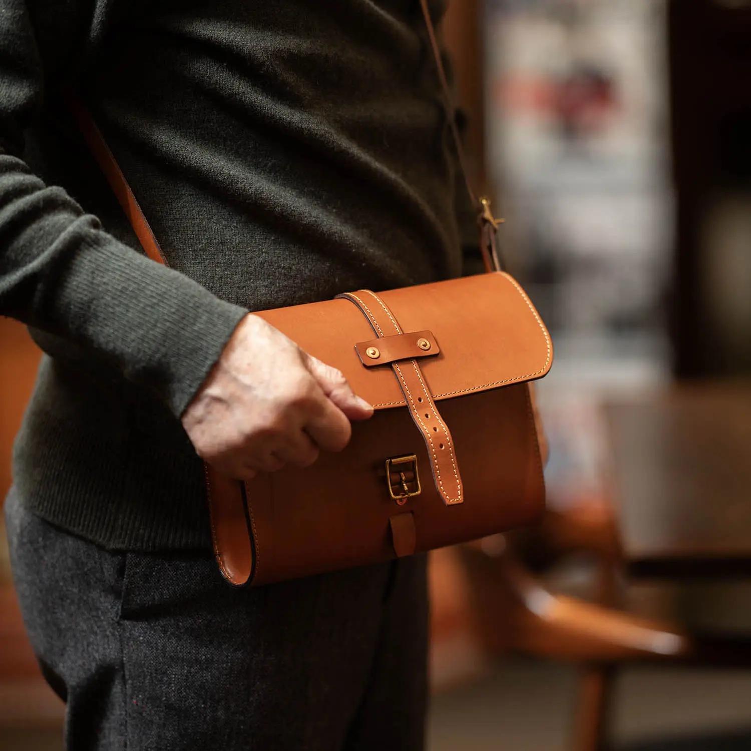 TANNER BATES MIDI BAJA TRAVEL BAG : ITALIAN LEATHER : SADDLE TAN