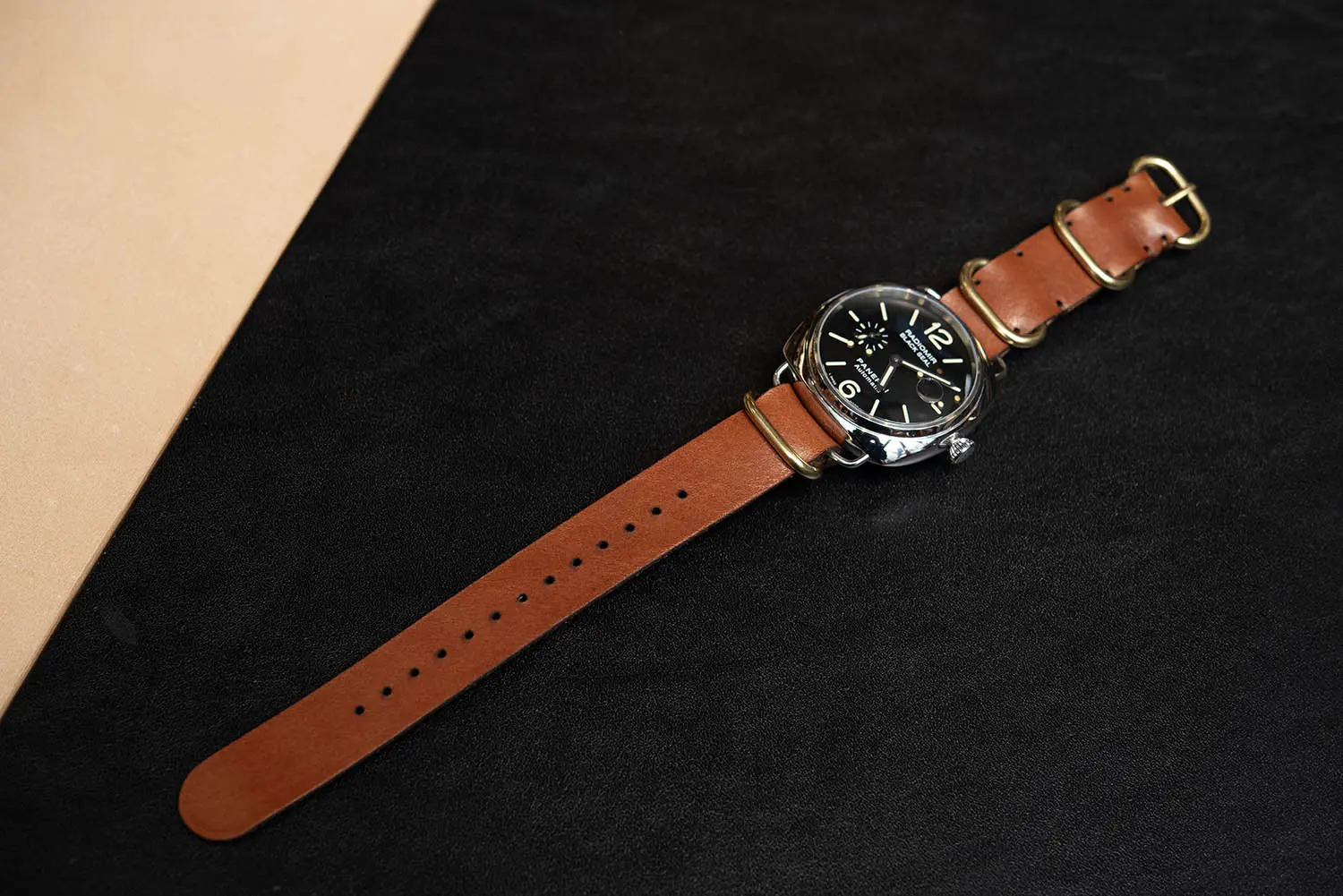 TANNER BATES NATO WATCH STRAP 20mm ꥢ쥶 (SADDLE TAN/GOLD)